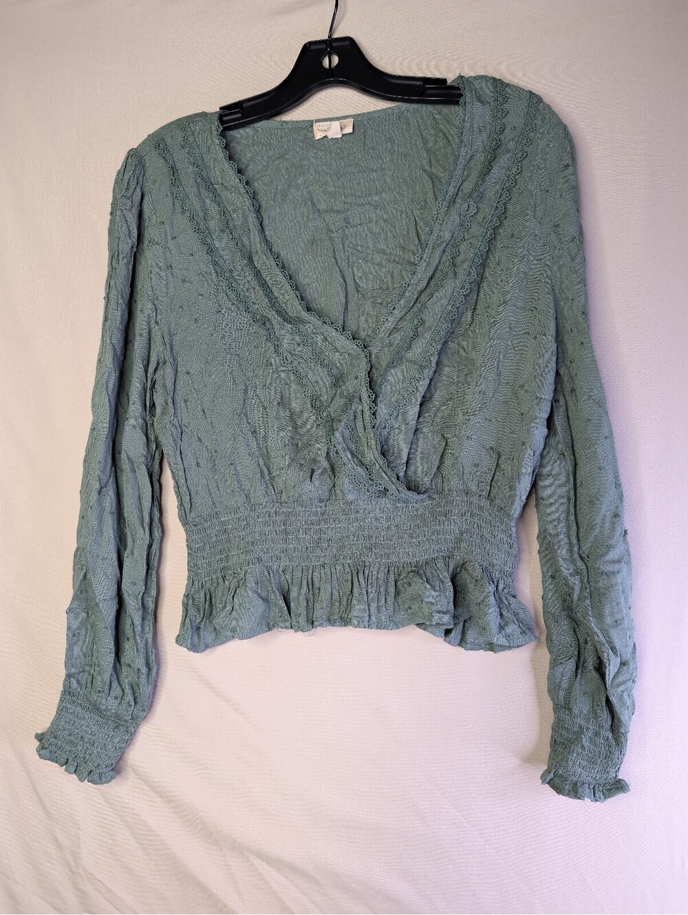 Hem & Thread Long Sleeve Textured Ruffle Hem Top in Sage Green, Size L‎